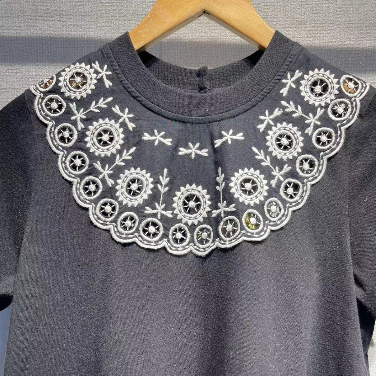 2025 n SA24 spring and summer new black color matching hollow embroidery round neck short sleeve casual knitted T-shirt women 31681