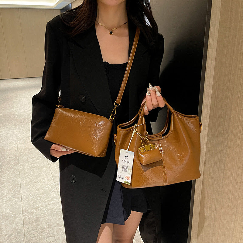 2025 Handbag autumn and winter high-end niche bag popular new fashion texture soft leather messenger bag casual commuter bag