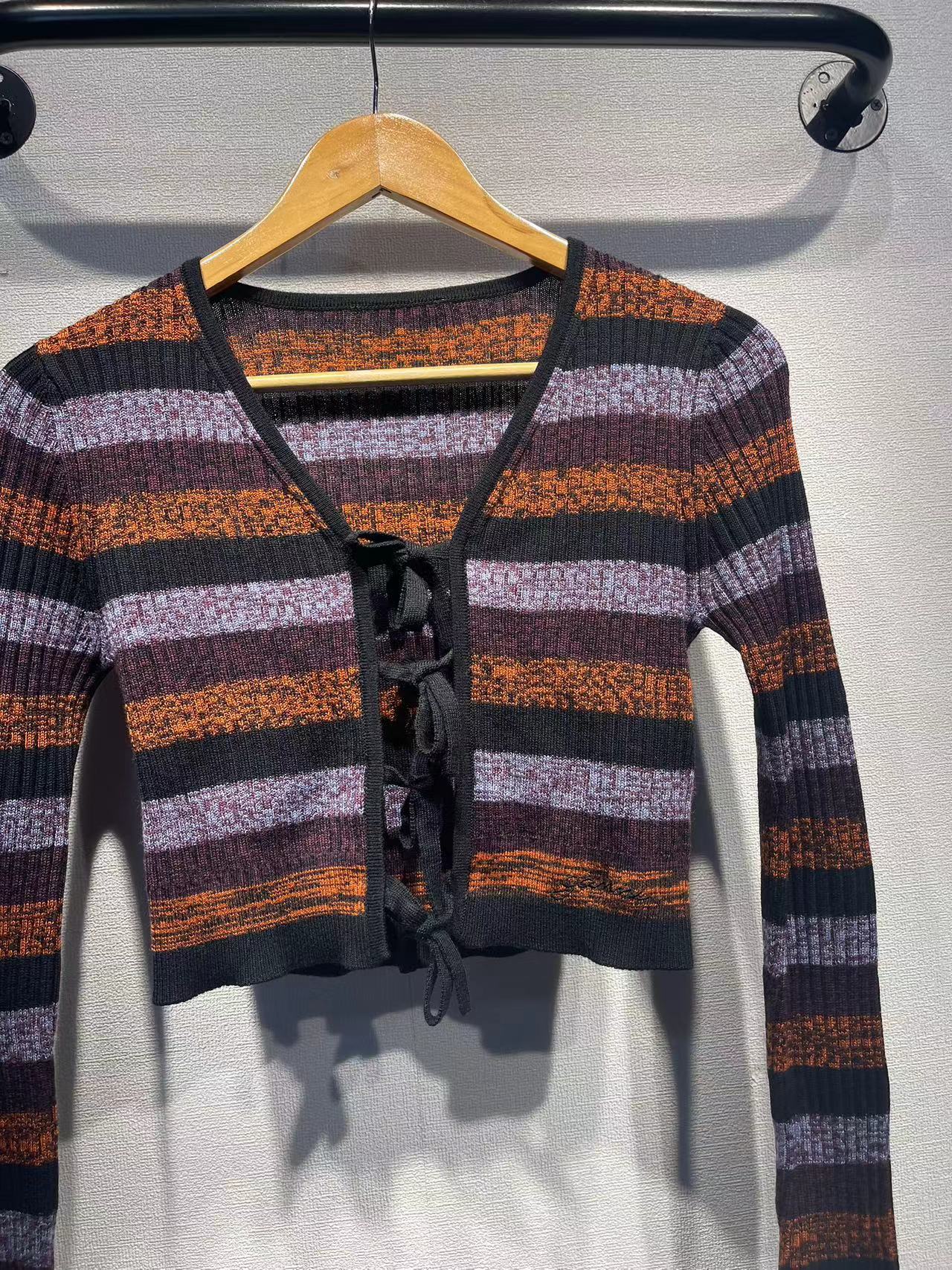 2025 GA home autumn and winter new spray striped merino wool lace-up slim short knitted sweater design contrasting color long-sleeved women