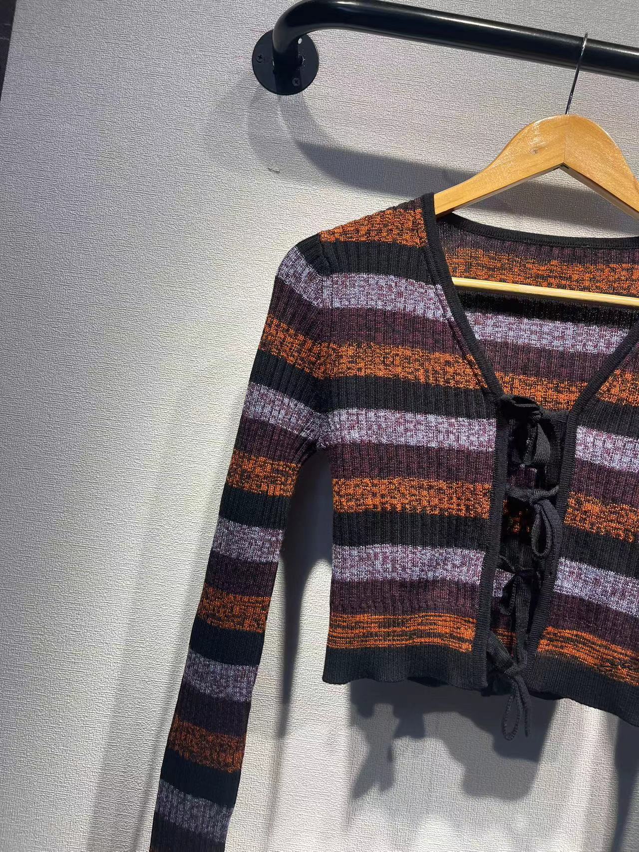 2025 GA home autumn and winter new spray striped merino wool lace-up slim short knitted sweater design contrasting color long-sleeved women