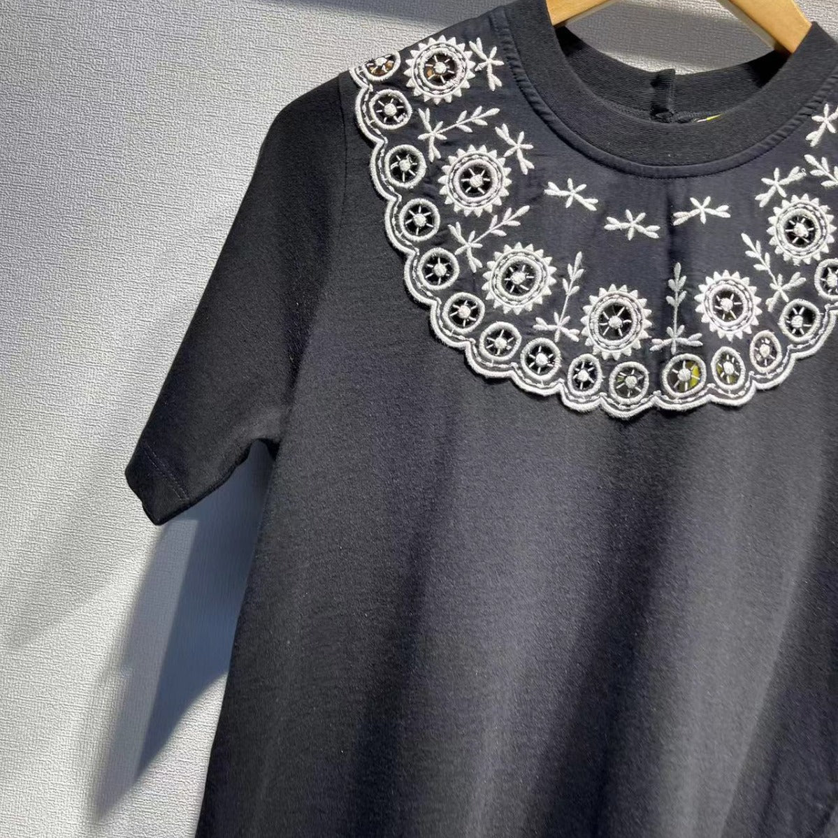 2025 n SA24 spring and summer new black color matching hollow embroidery round neck short sleeve casual knitted T-shirt women 31681