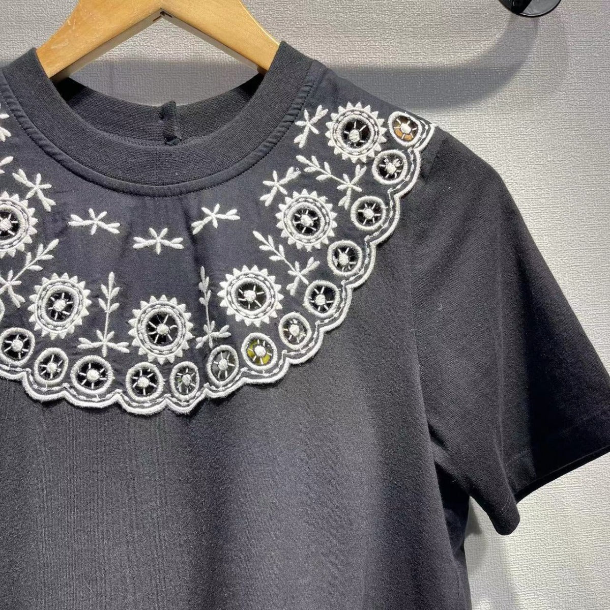 2025 n SA24 spring and summer new black color matching hollow embroidery round neck short sleeve casual knitted T-shirt women 31681