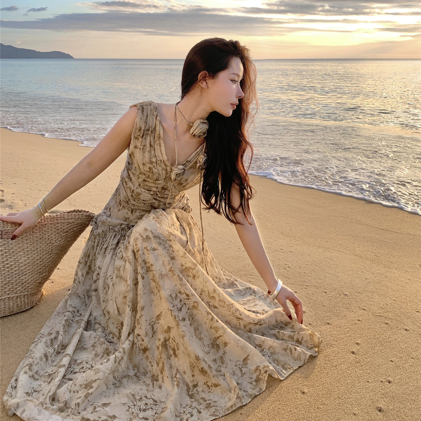 2025 pleated printing temperament V-neck dress women's summer new waist and thin retro vacation style long skirt