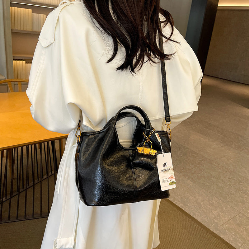 2025 Handbag autumn and winter high-end niche bag popular new fashion texture soft leather messenger bag casual commuter bag