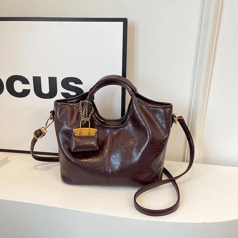 2025 Handbag autumn and winter high-end niche bag popular new fashion texture soft leather messenger bag casual commuter bag